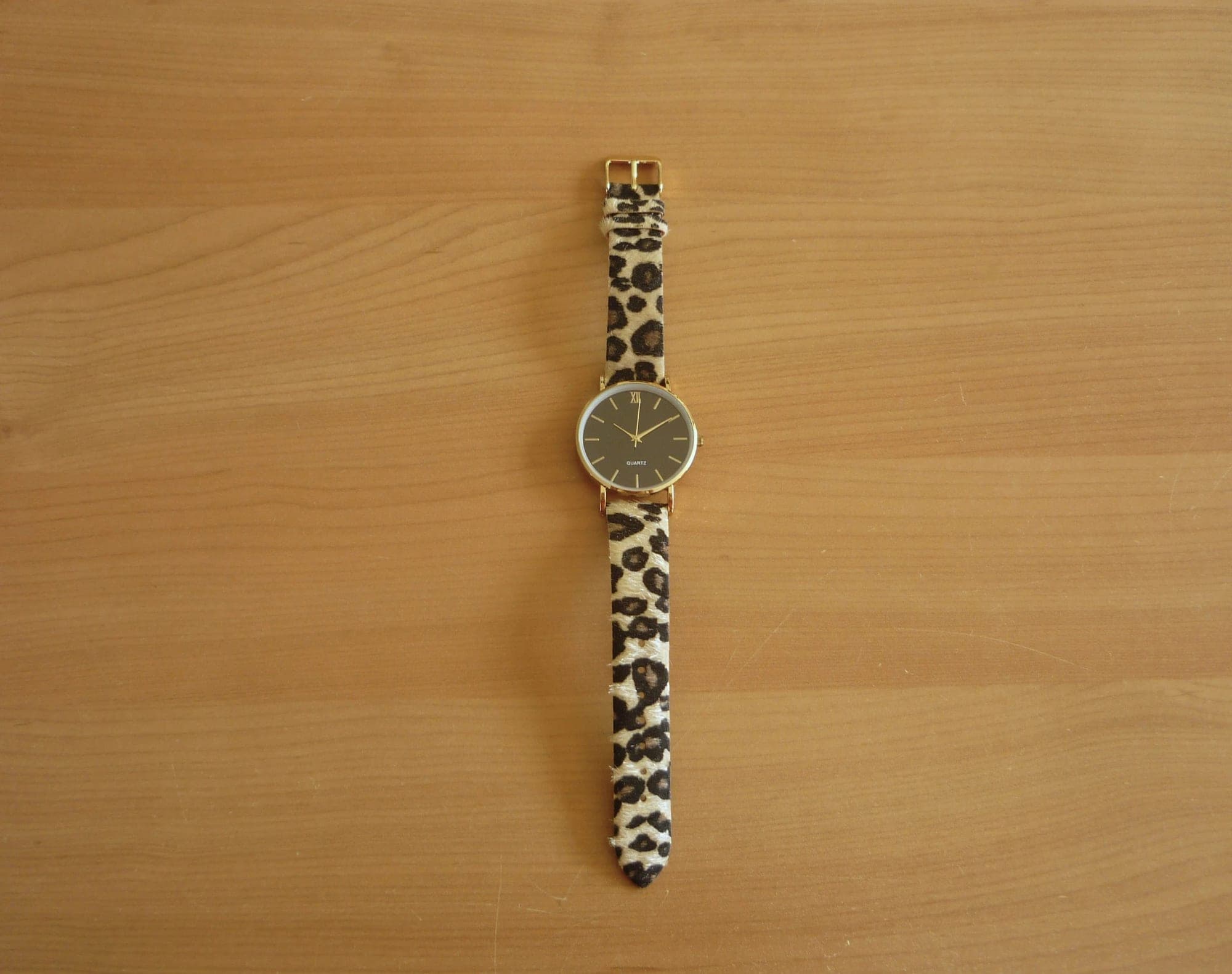 Goudkleurig zwart horloge met jaguarmotief horlogebandje