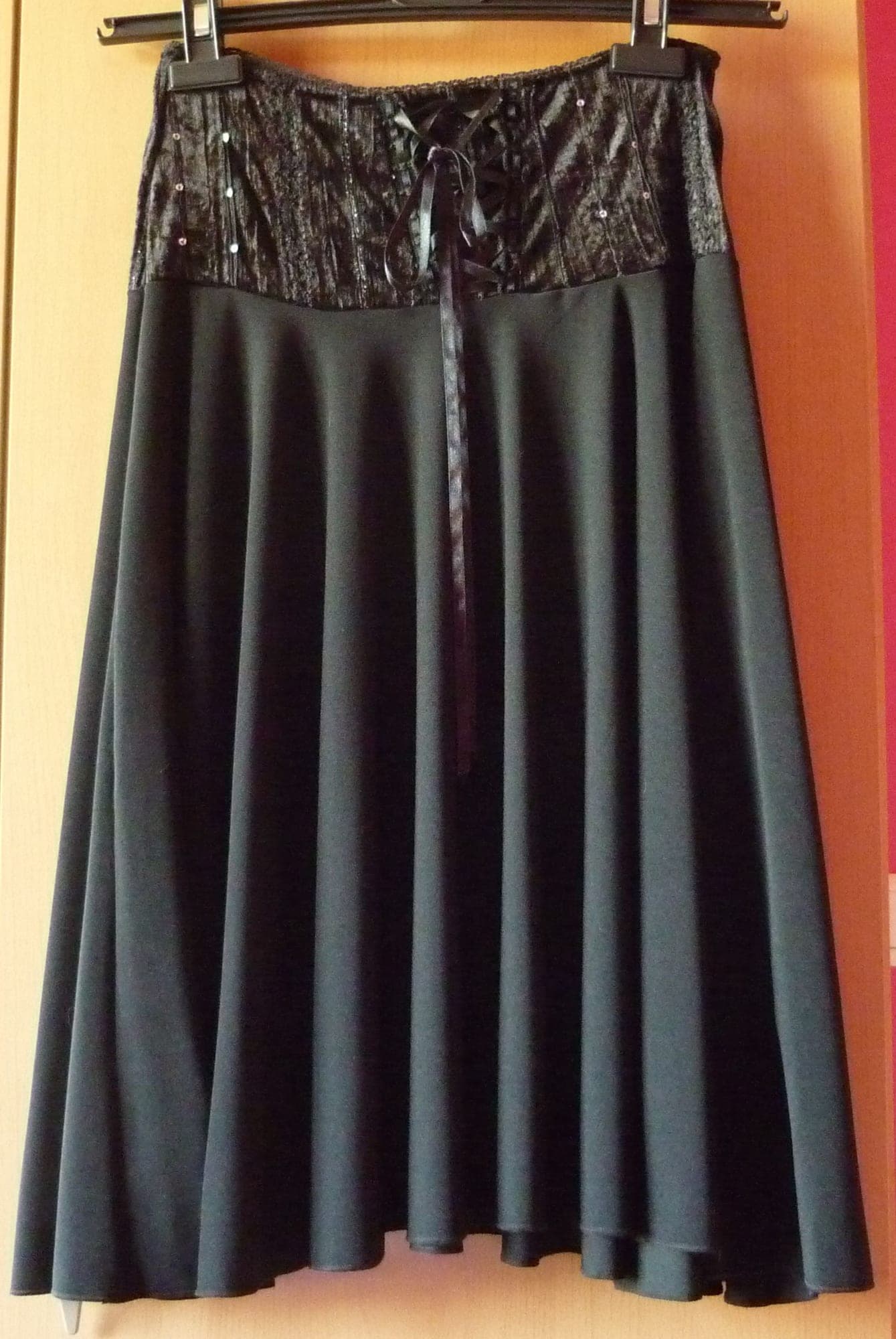 Zwarte lange rok met fluwelen taille satijnen lint en pailletten Maat 36