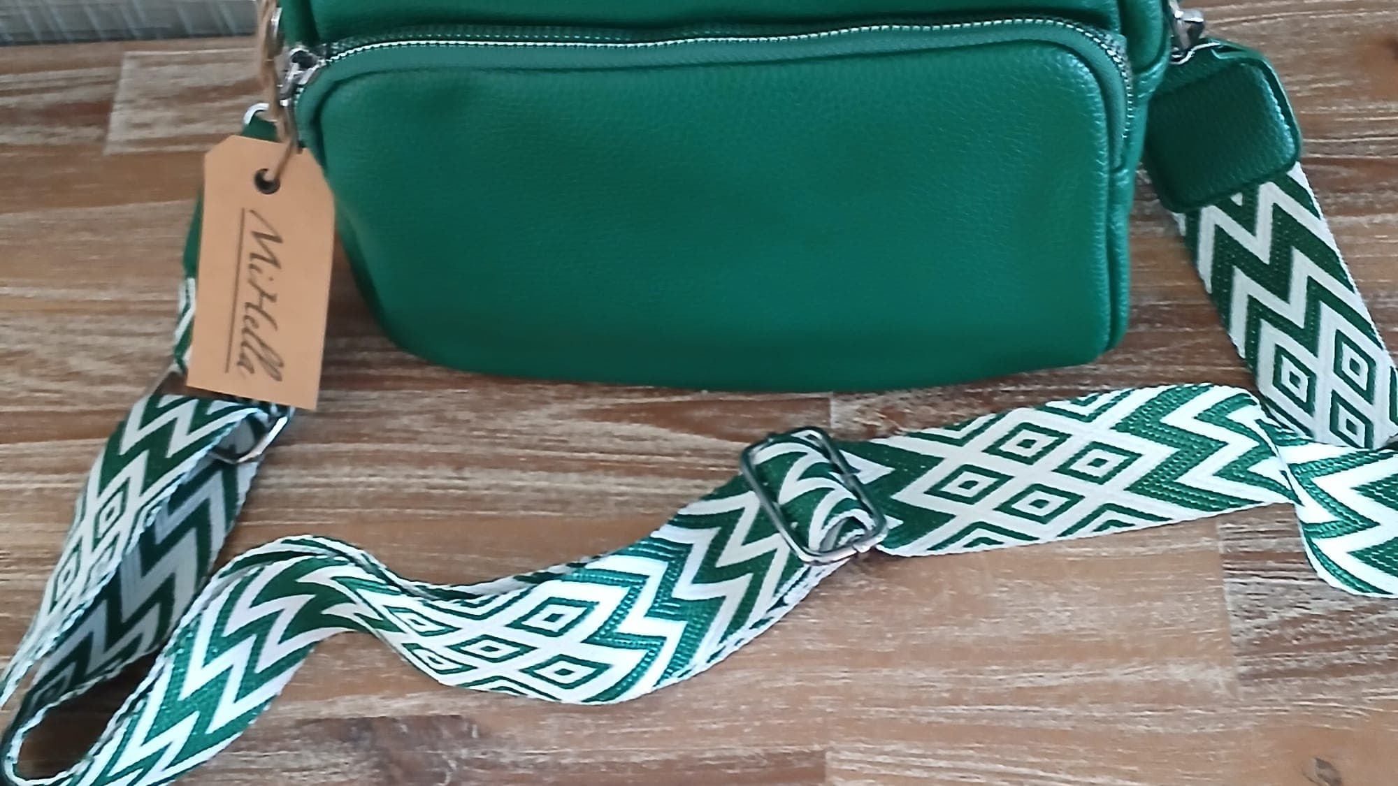 Groene schoudertas met ritsen en geometrisch patroon band