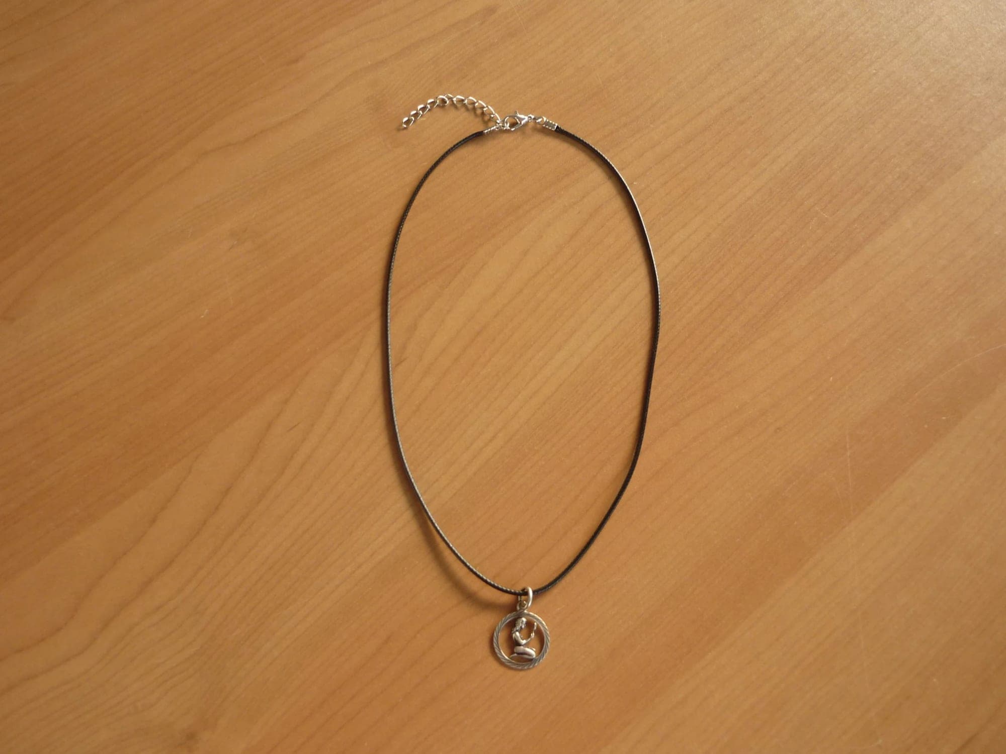Zwarte touw ketting met zilverkleurige ronde hanger maagd Virgo