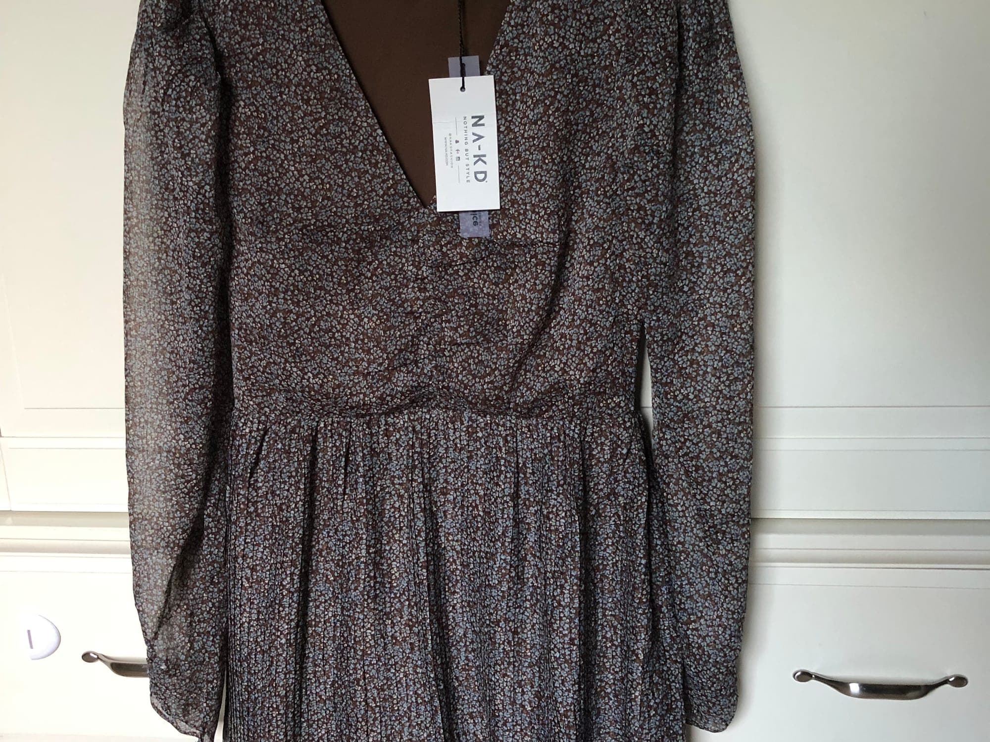 NA-KD bruine plissé jurk met all-over print