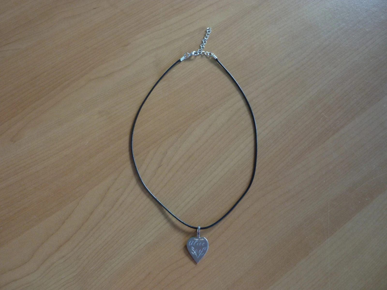 Zwarte touw ketting met zilverkleurige hart Alice hanger