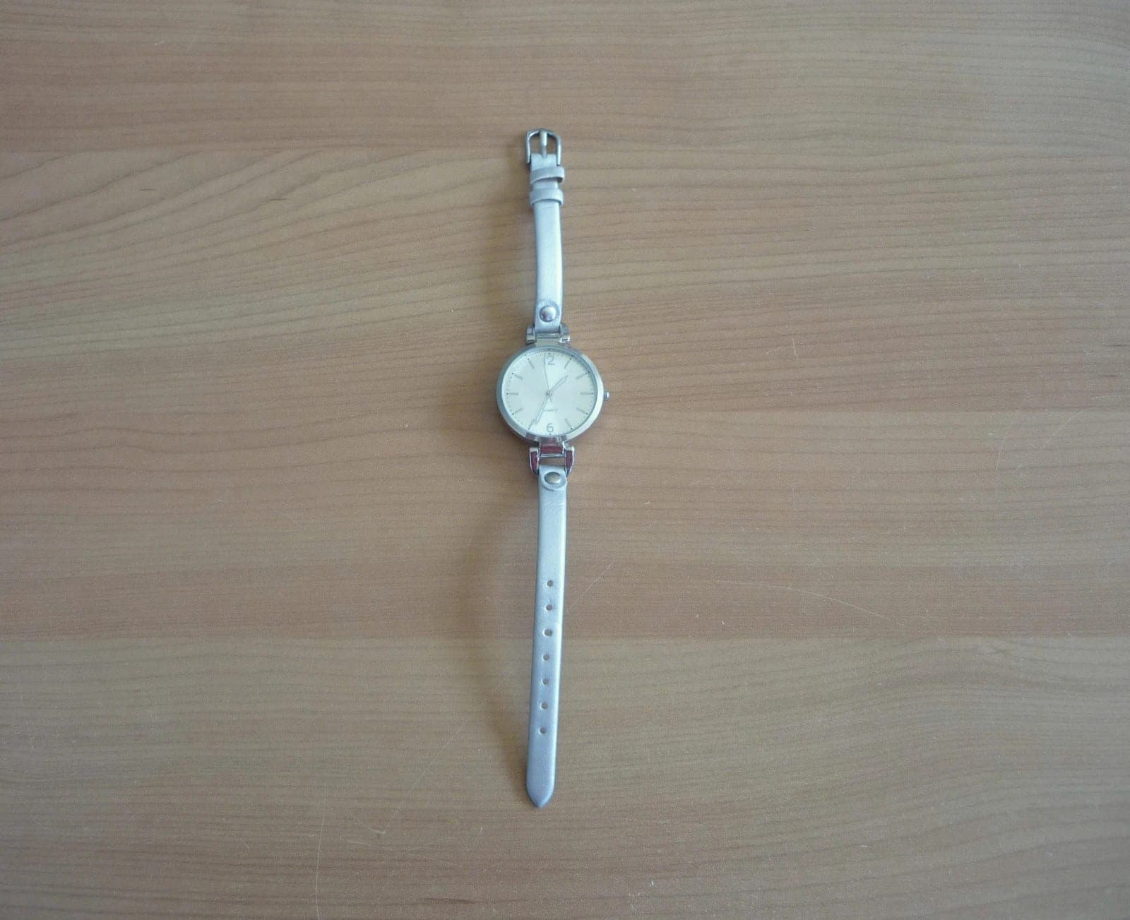 Montre couleur argent avec bracelet métallique couleur argent