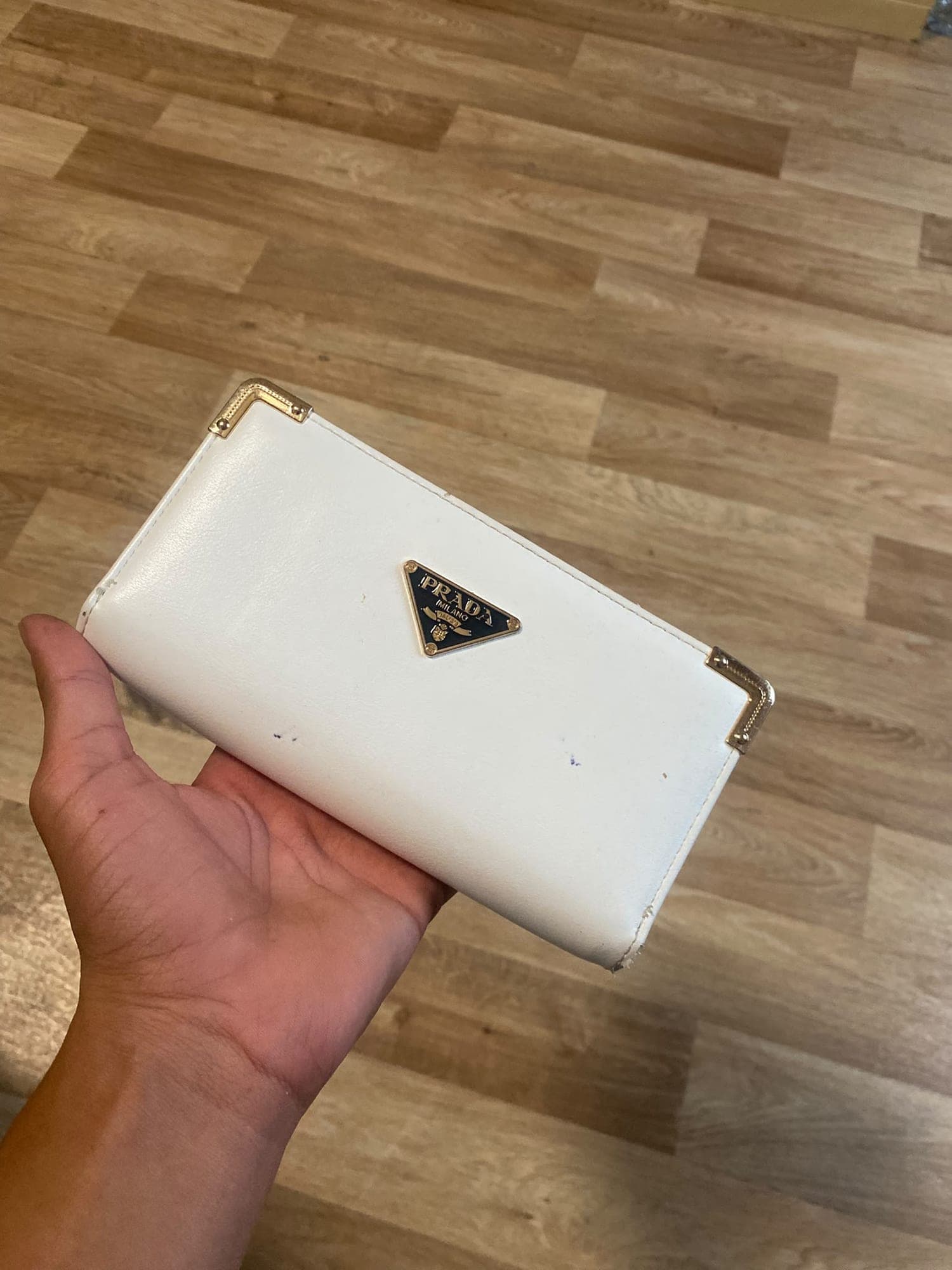 Prada portemonnee wit leer met goudkleurige hardware