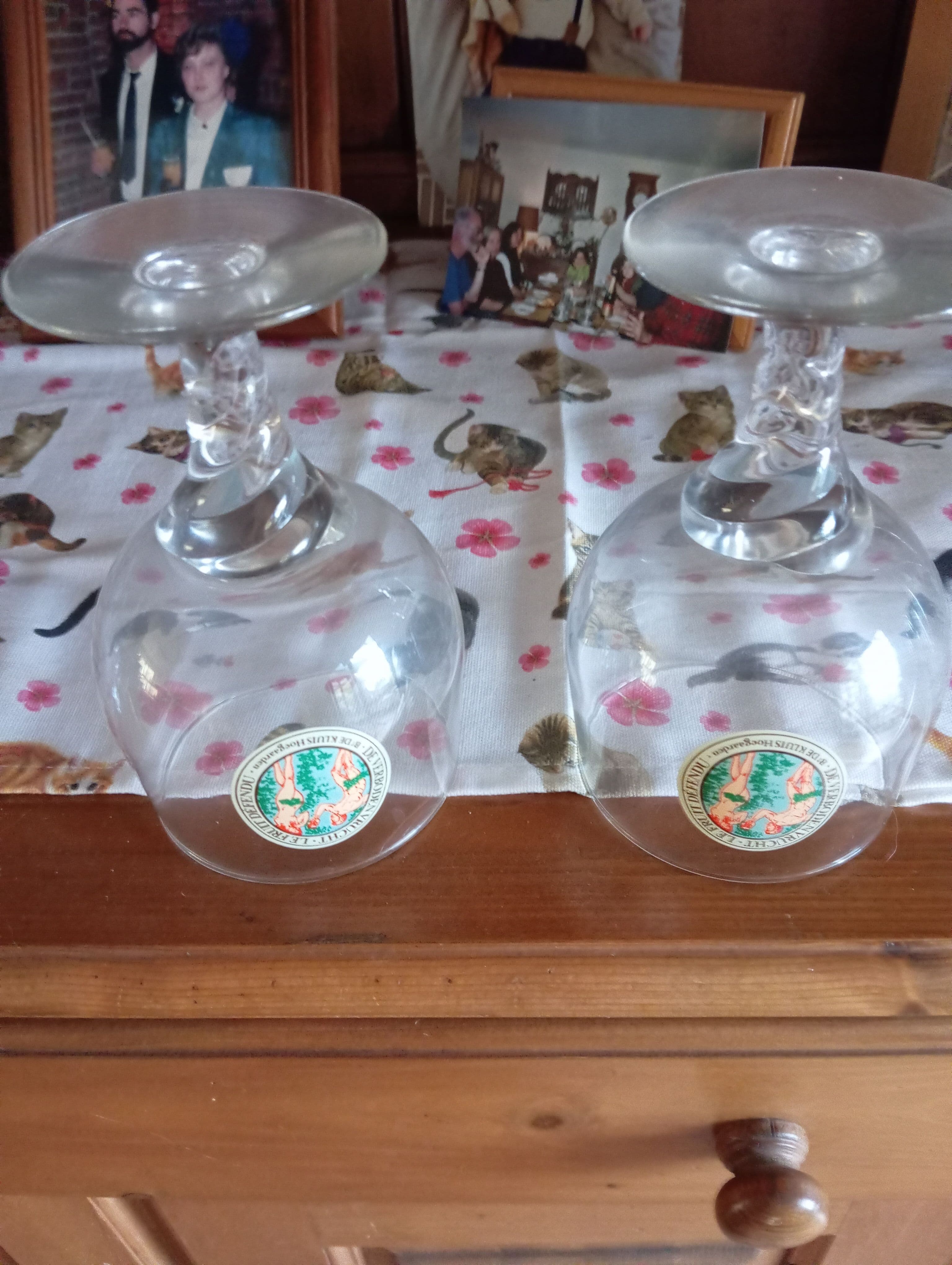Set van 2 glazen voetglazen met decoratief embleem