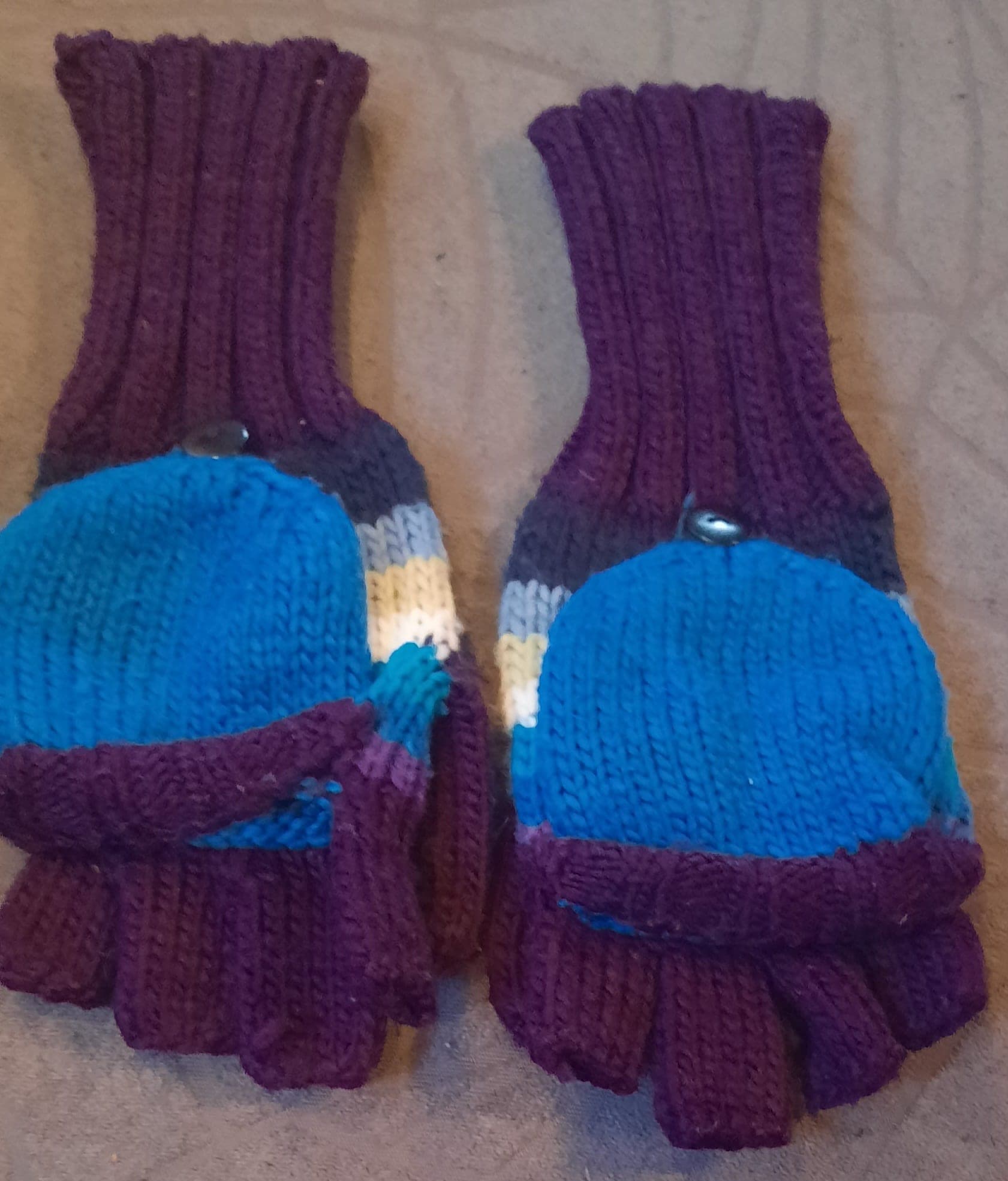 Gebreide handschoenen met kleurblokken – paars, blauw en crème