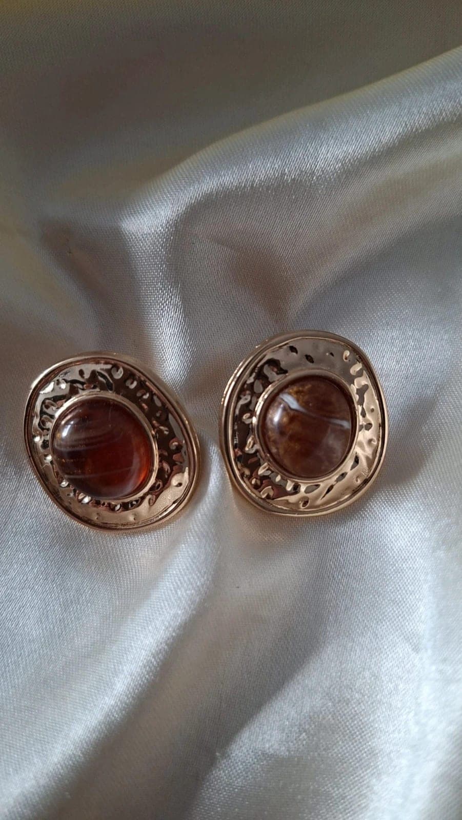 Vintage oorstekers met bruine steen