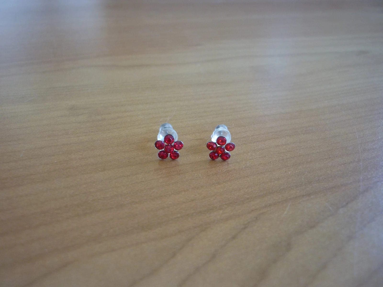 Rode strass bloem oorbellen 7mm