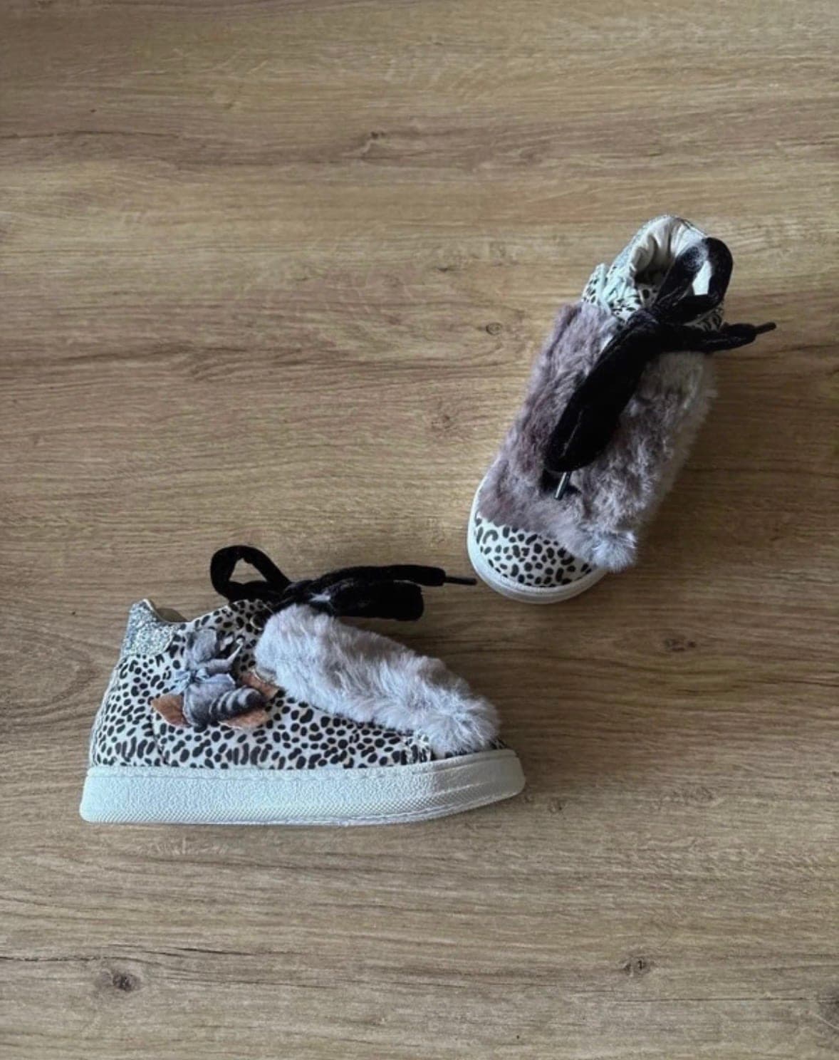 Sneakers Monnalisa maat 25 met luipaardprint, glitter en pluche afwerking