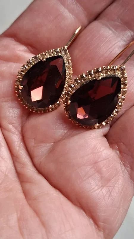 Goudkleurige oorbellen met kleine steentjes