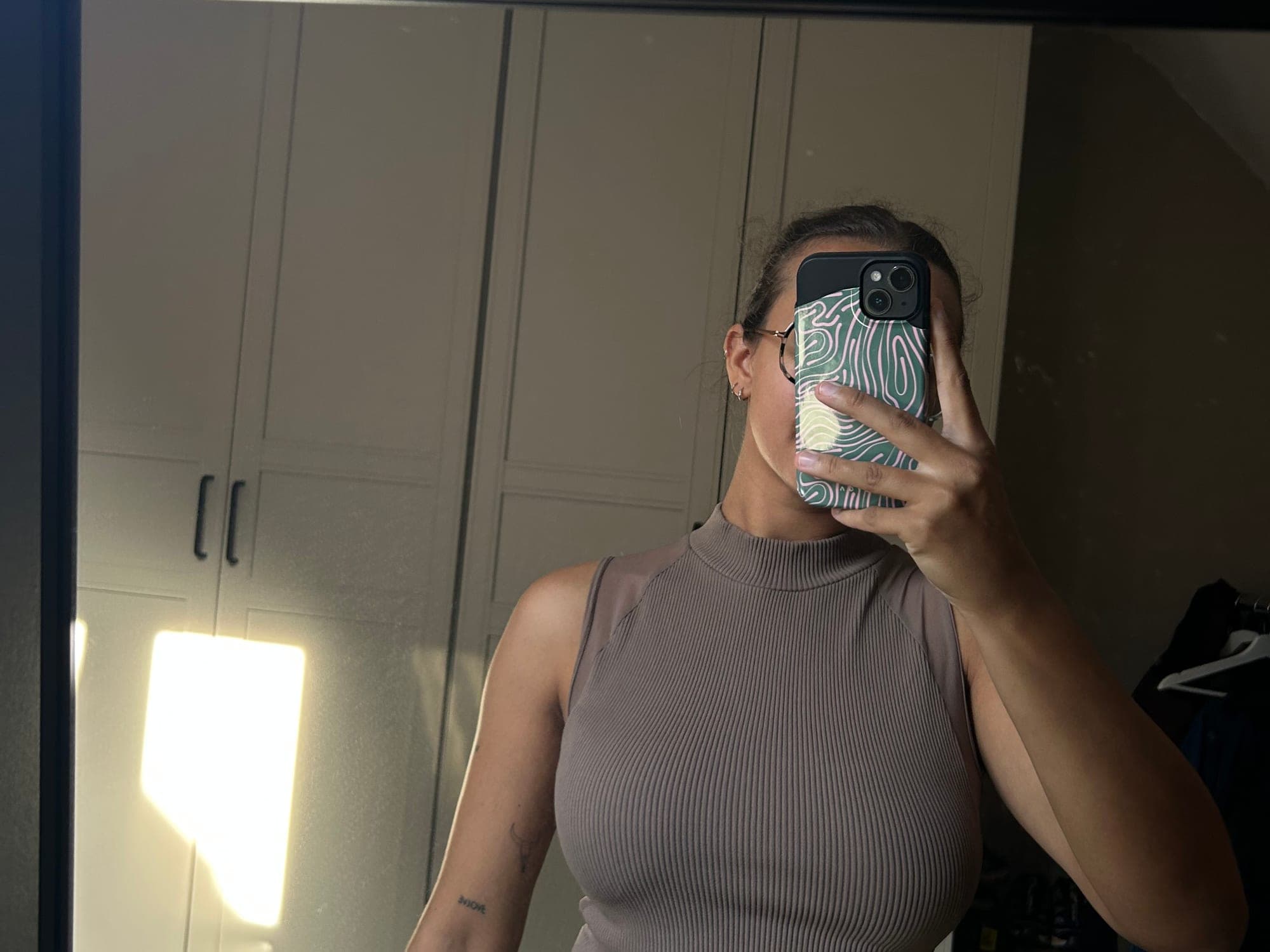 Geribbeld mouwloos crop top in taupe