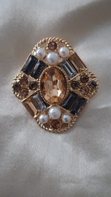 Vintage goudkleurige ring met kristallen en parels