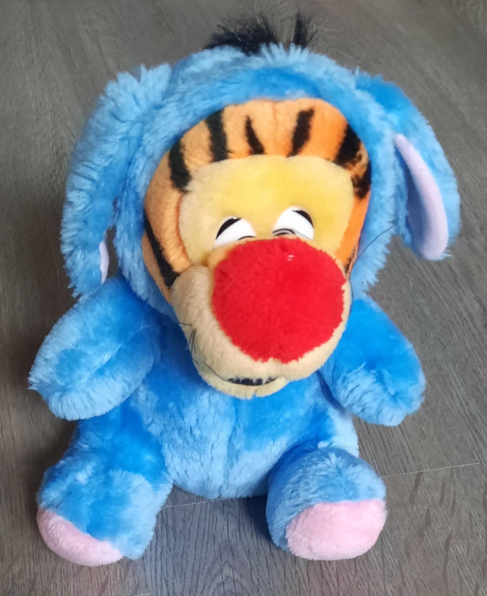 Disney knuffel Tijgertje verkleed als Igor