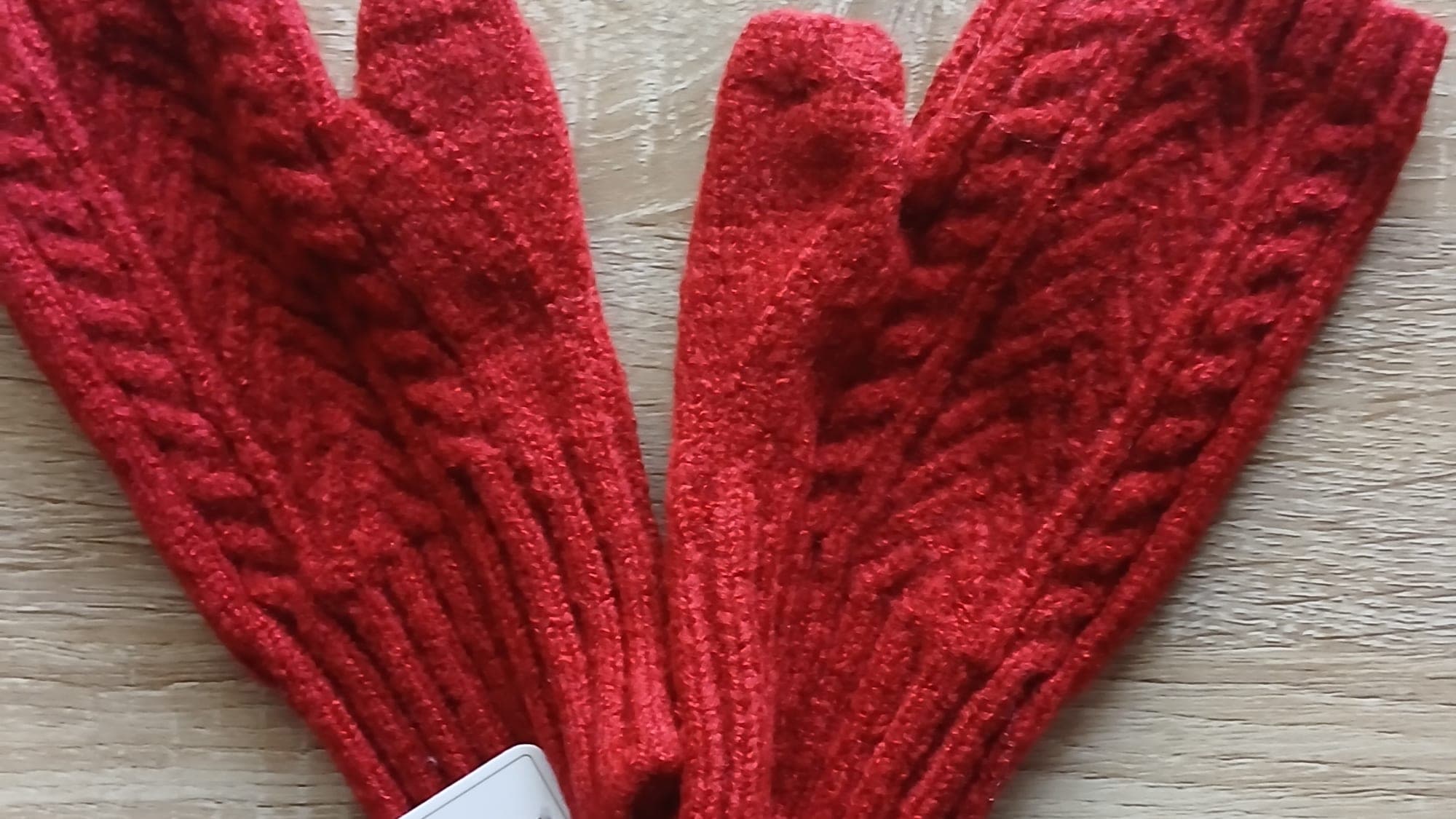 Rode gebreide handschoenen met kabelpatroon