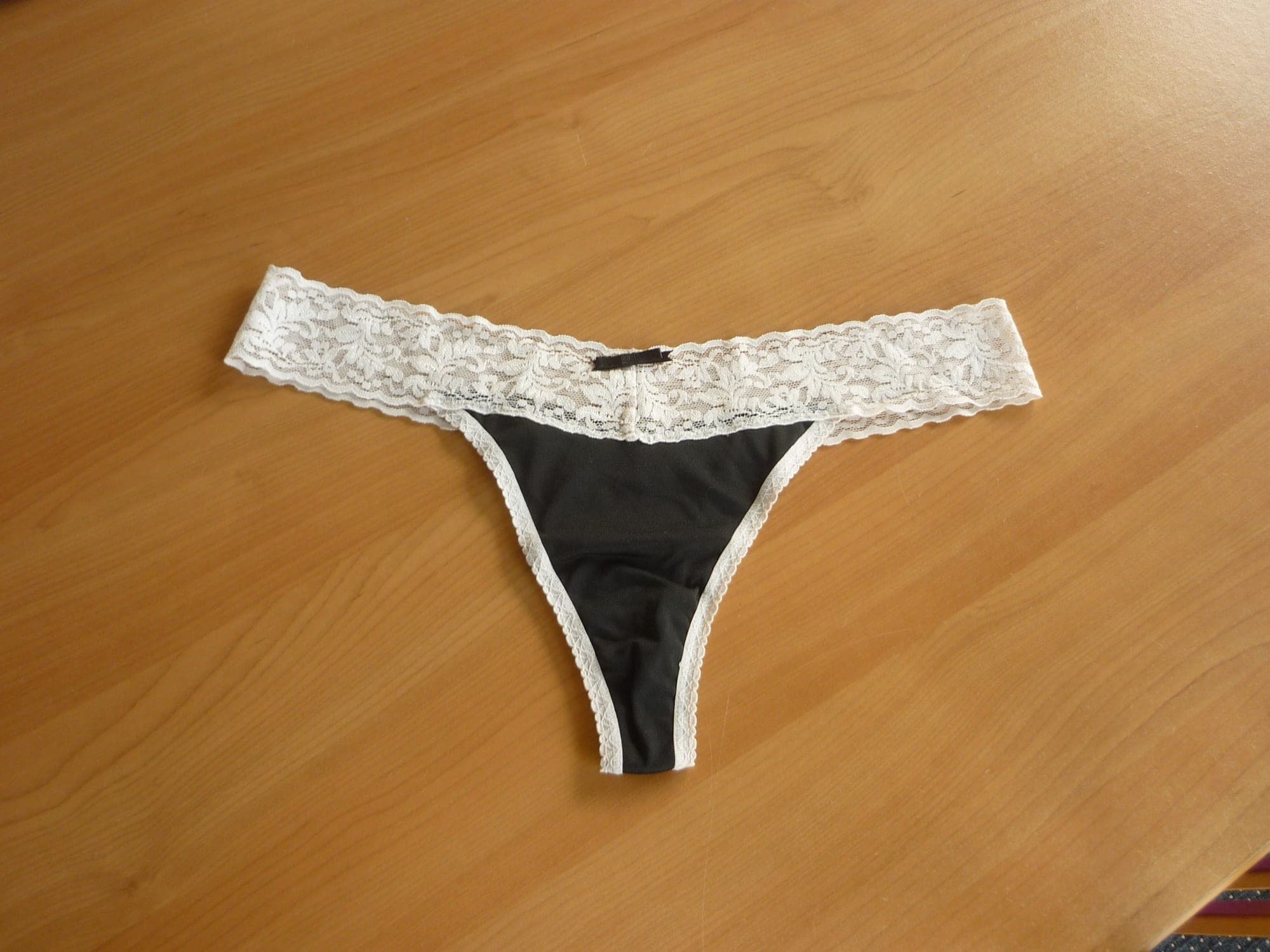 Wit kanten string met zwart satijn van Hunkemöller Maat L