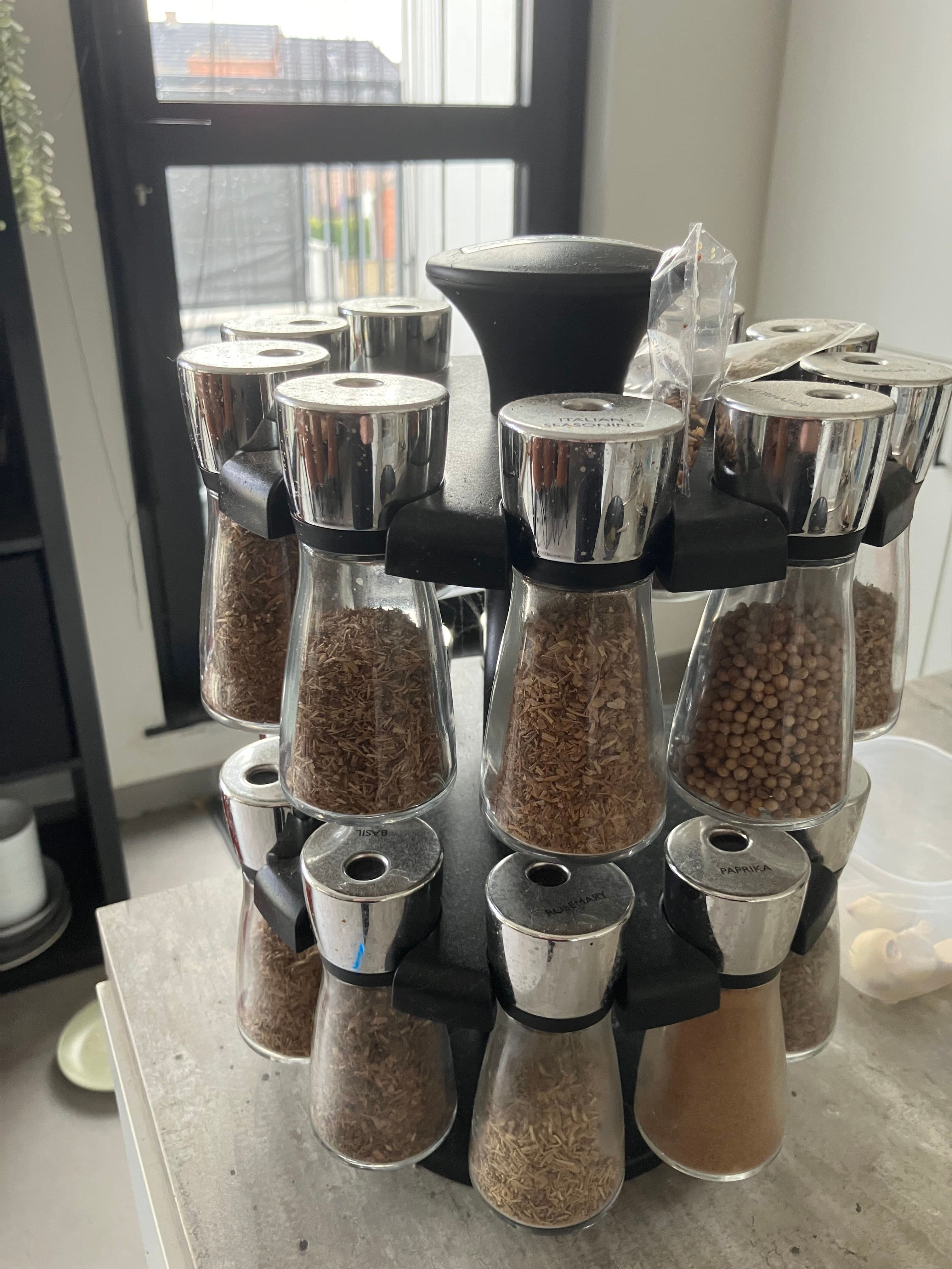 Cole & Mason kruidencarrousel met 12 glazen potjes en labels