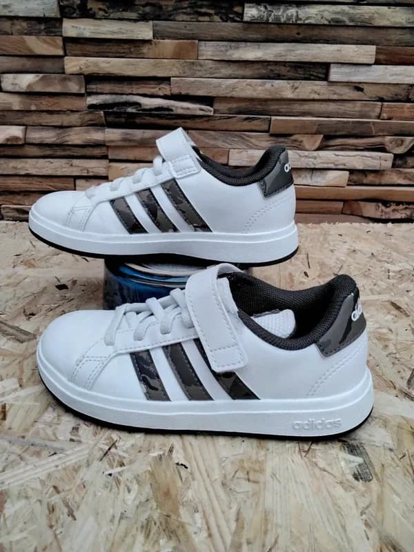Adidas kinderschoenen wit grijs en camouflageprint. Maat 29