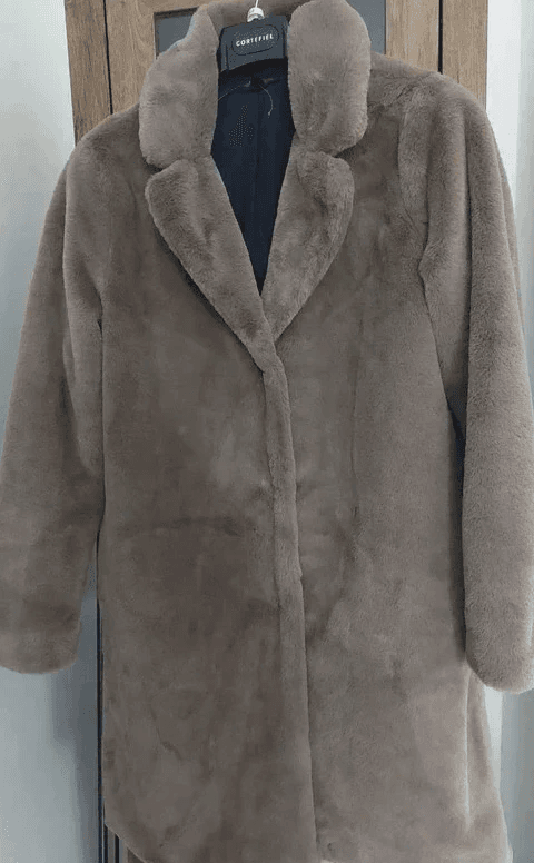 Beige fluffy winterjas met kraag