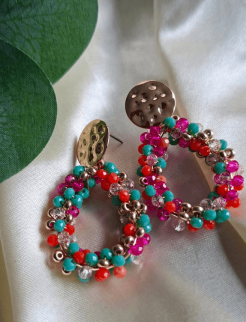 Kleurrijke beaded oorbellen met kralen in rood, roze, turquoise