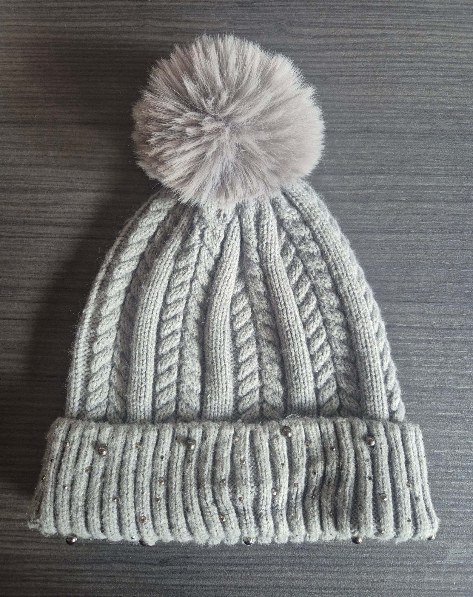 Grijze gebreide muts met fluffy pompom