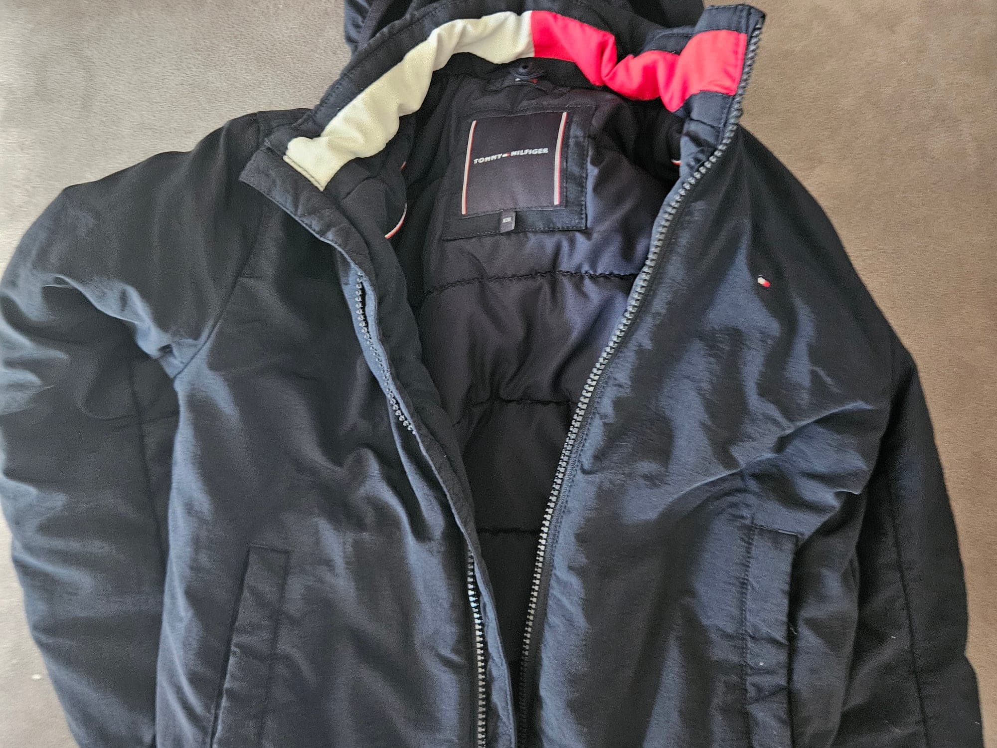 Tommy Hilfiger donkerblauwe winterjas met rood-wit accent