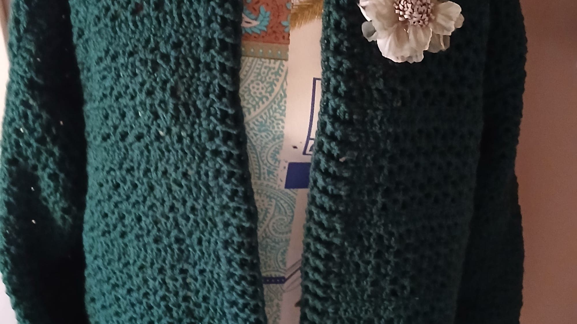 Groen gebreid vest/cardigan met bloembroche
