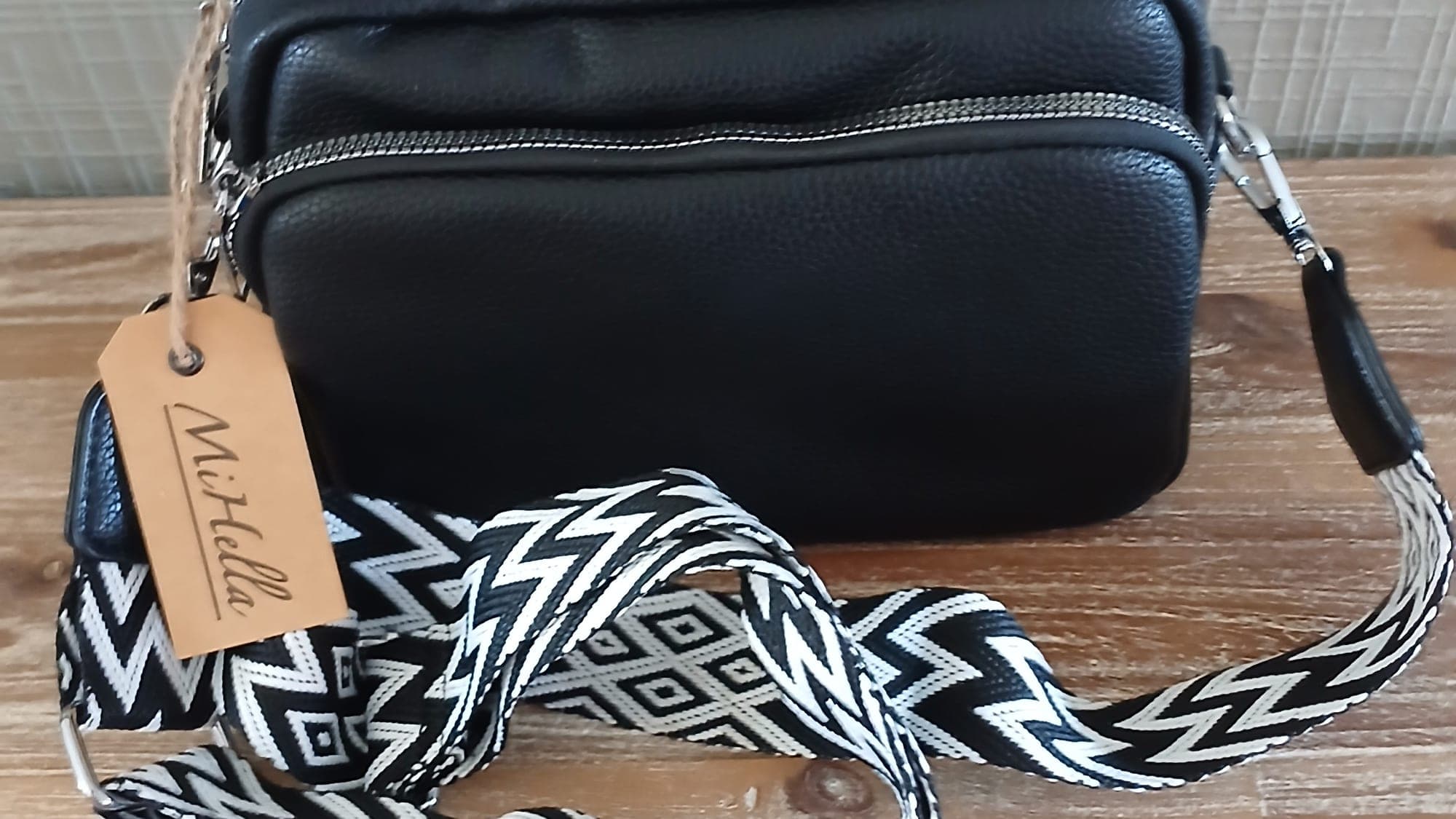 Zwarte schoudertas met geometrisch patroon band
