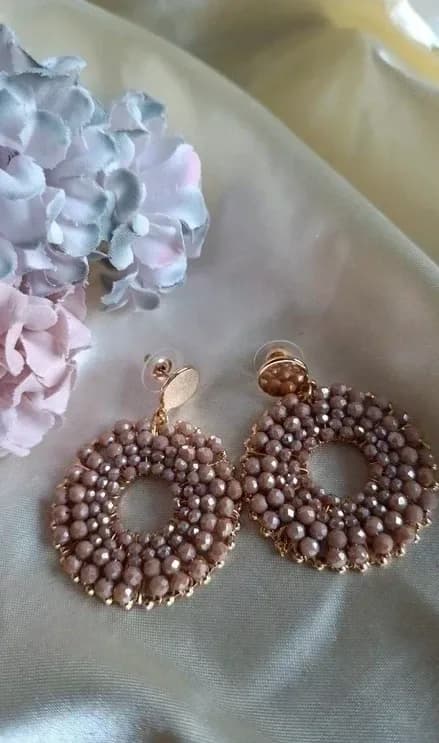 Roségouden ronde kralenoorhangers met pareleffect