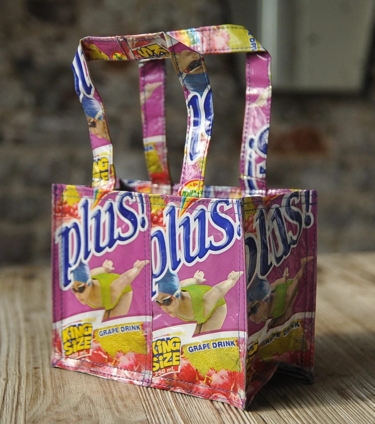 Handgemaakte tas van gerecycleerde drankverpakking