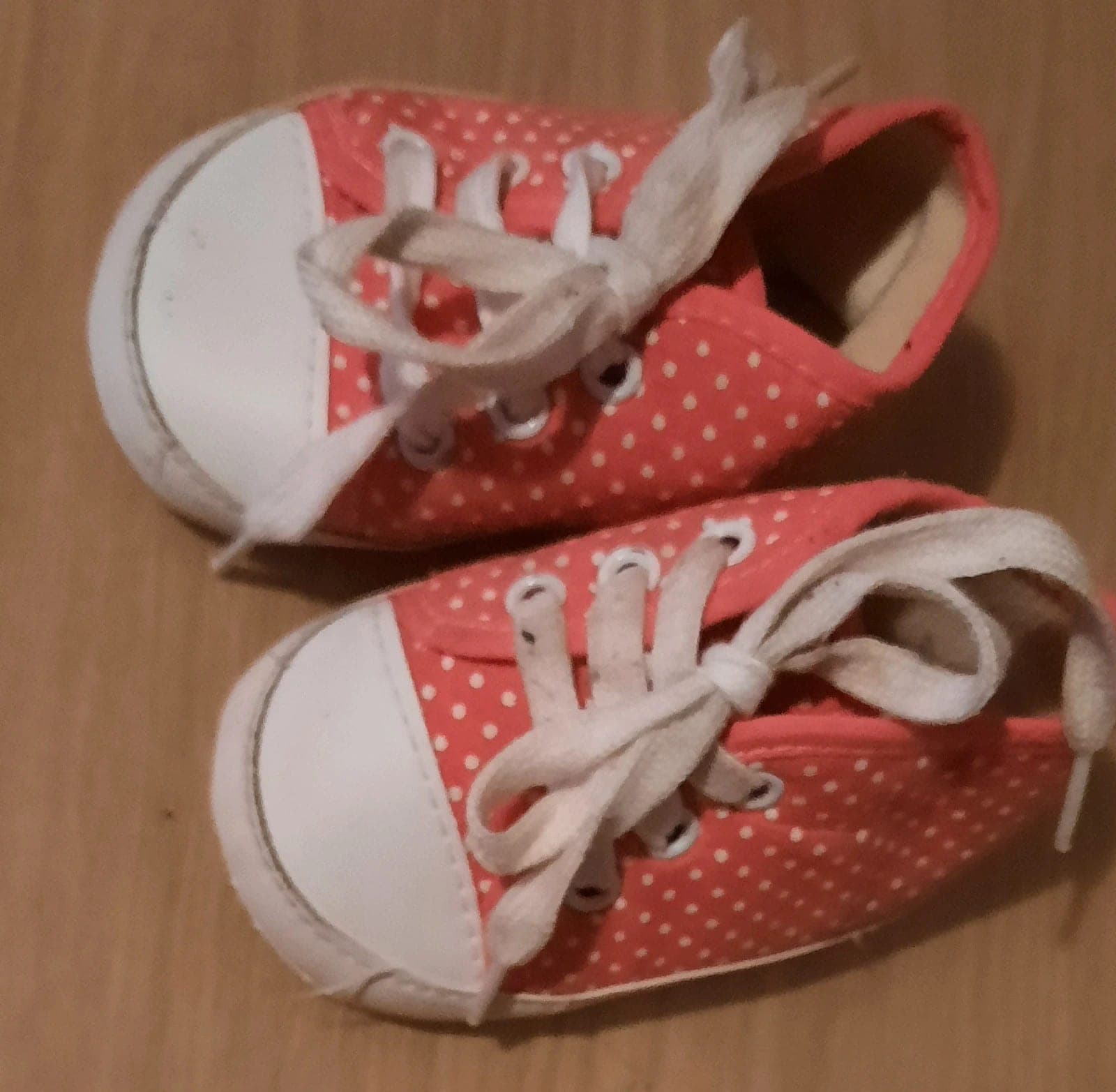 Petits chaussons souples pour bébé en bon état