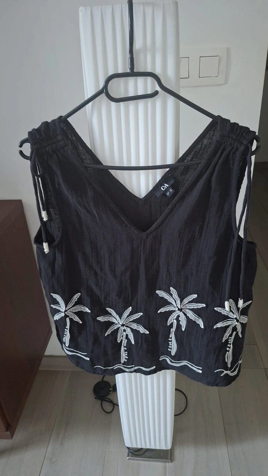 Geborduurde top C&A zwart met palmbomen – maat S/36