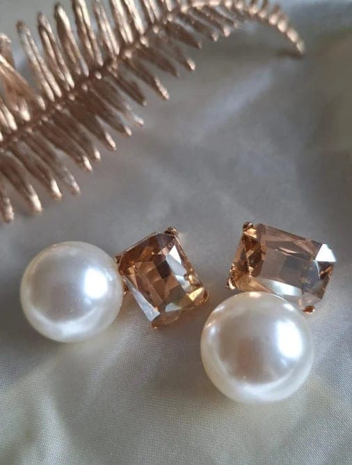 Feestelijke elegante oorbellen met parels en kristallen