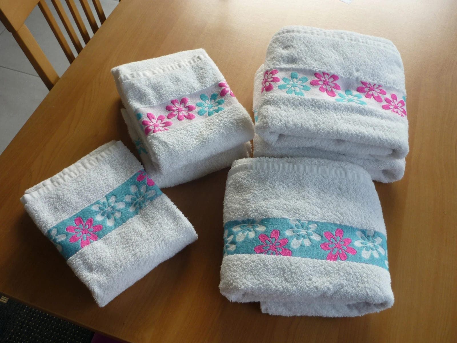 Ensemble de 6 serviettes de bain blanches avec motif floral rose et turquoise bl