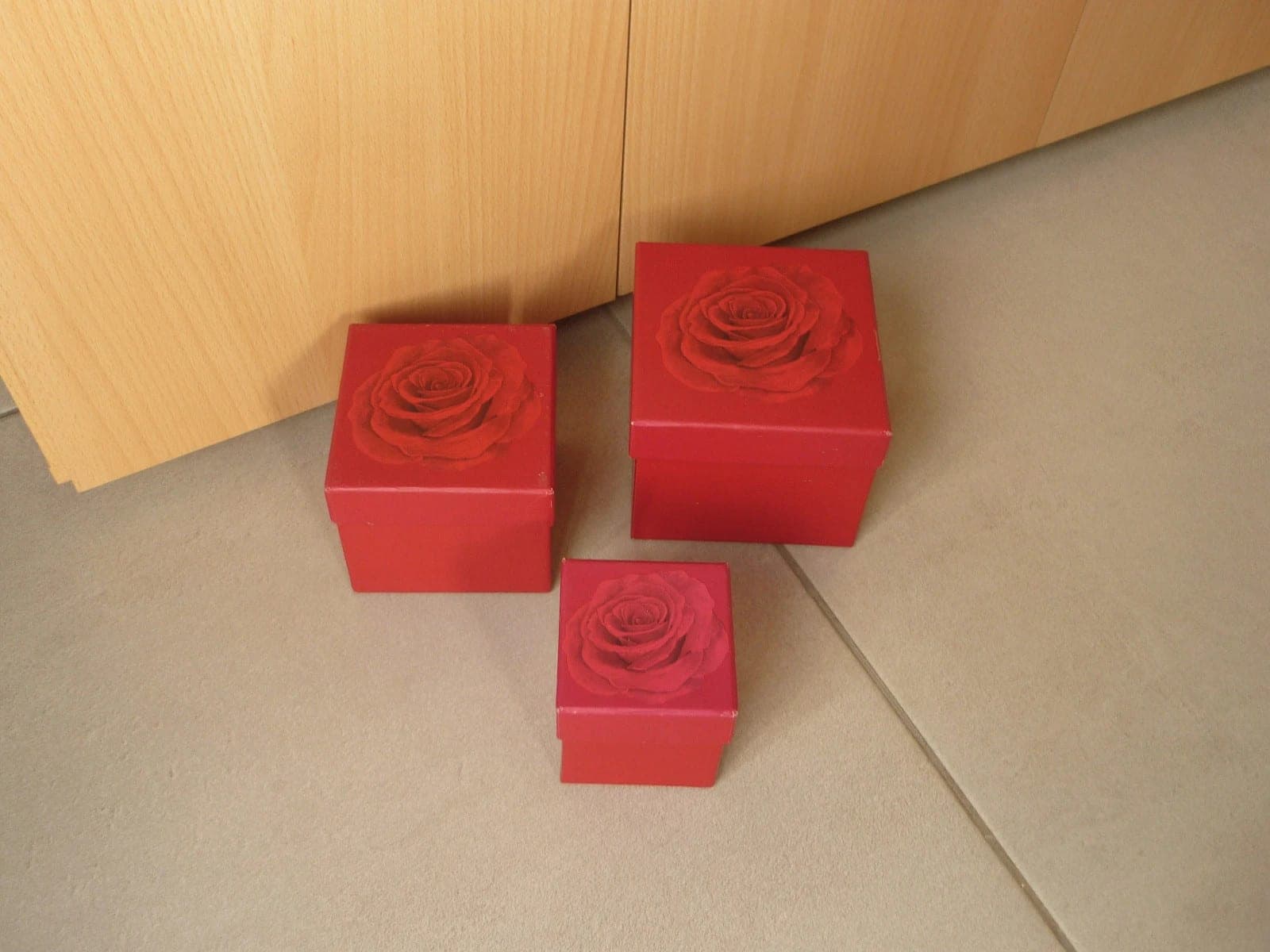 Set van 3 rode hard kartonnen opbergdoos met roos