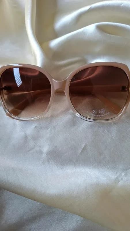 Zonnebril met roze/nude frame en bruine glazen