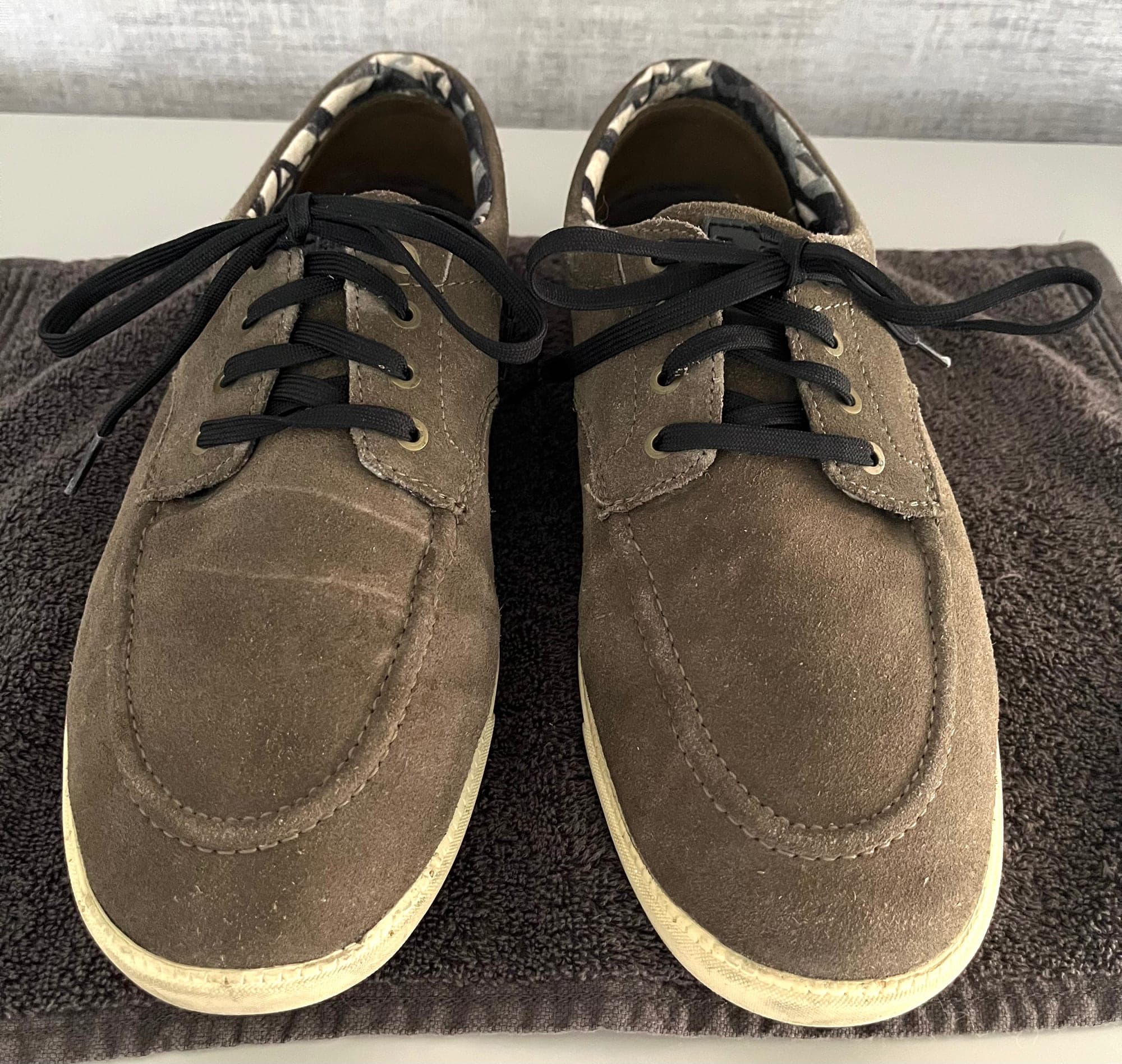 Kaki-bruine suède schoenen met zwarte veters van Timberland.