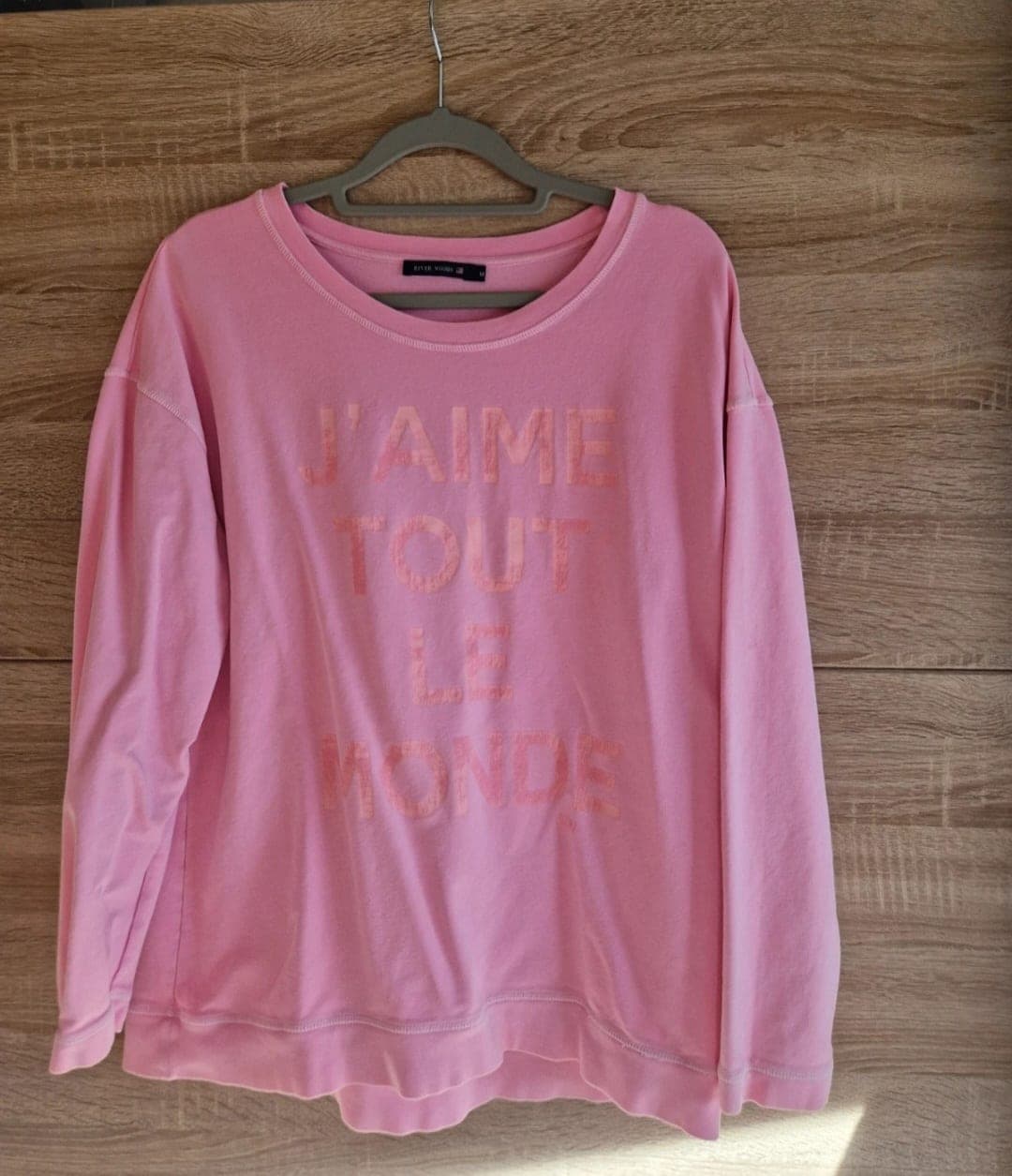 River Woods roze sweater met tekstprint 'Haime Tout Le Monde'