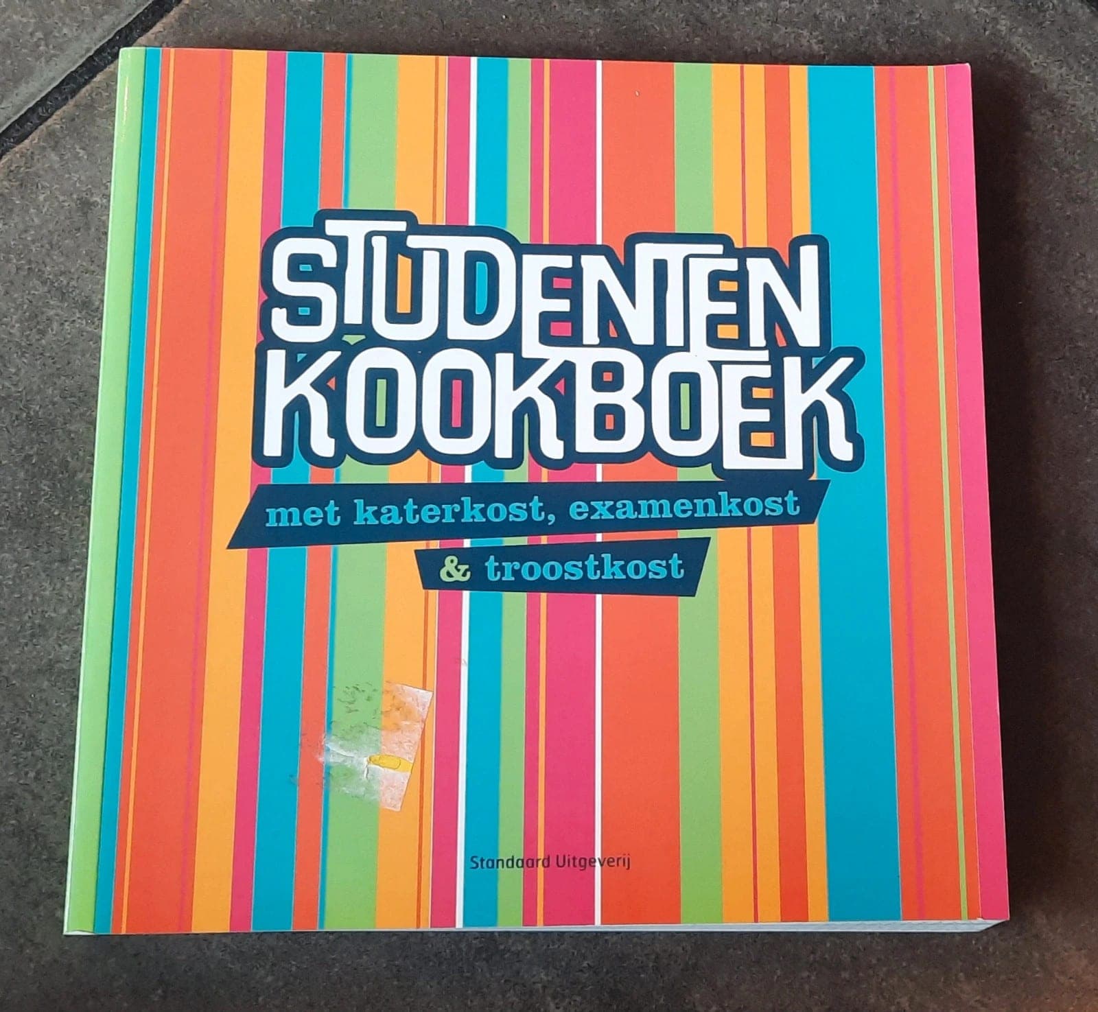 Livre de cuisine étudiant avec recettes anti-gueule de bois et examen